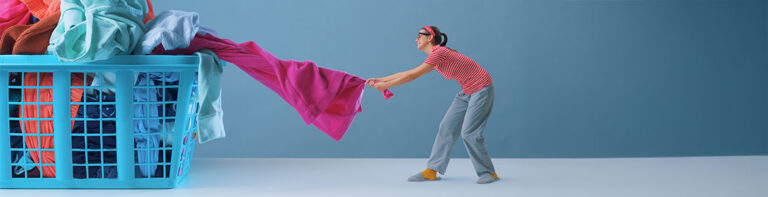 sortieren eines riesigen wäscheberges